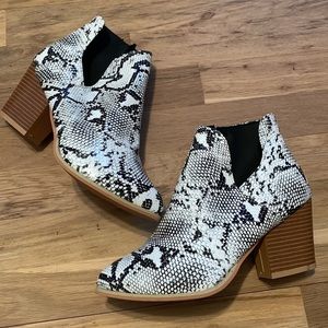 SNAKESKIN Ankle Booties w/ Chunky Heel and Side Zipper Women’s 9.5